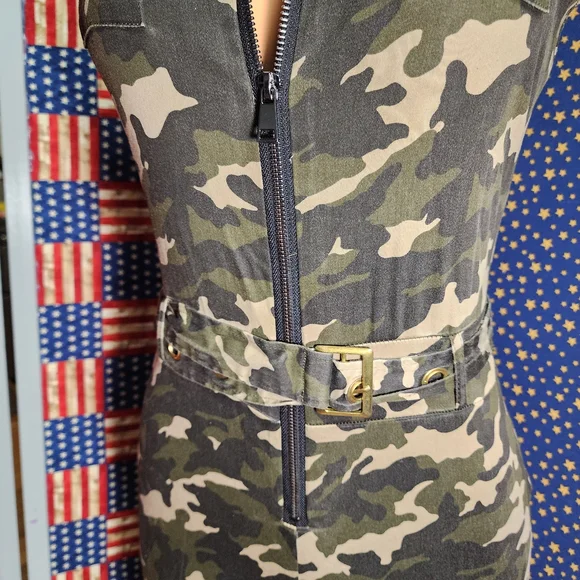 **Sleeveless Camouflage Zip-Front Jumpsuit in Green Camo** - Picture 2 of 13